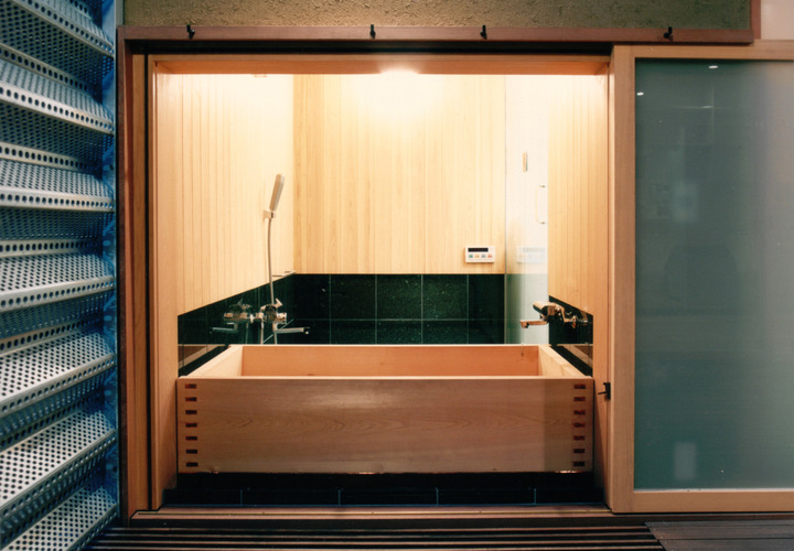 木のぬくもりを感じらながらゆったりできる木製浴槽