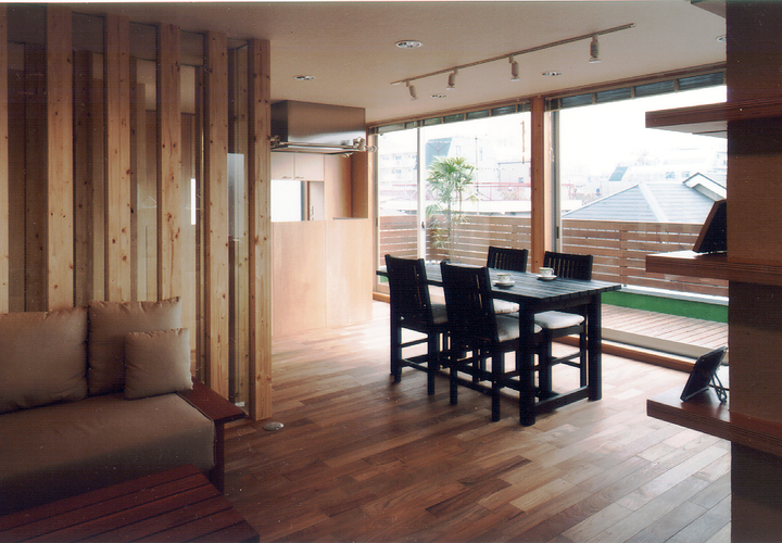 バルコニーに面した大きな開口で明るく開放的なダイニングキッチン