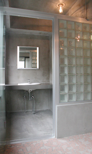 粗い仕上げがおしゃれなバス洗面スペース