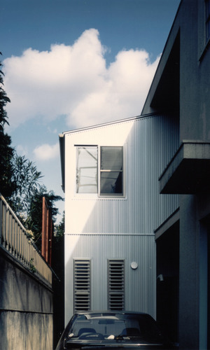 鉄筋コンクリート2階の建て物に木造の増改築を施した2世帯住宅