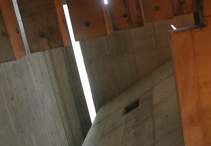 階段したからホールのトップライトを眺める