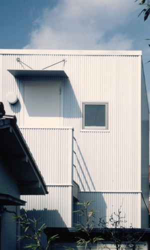 増改築部分にシンプルデザインのガルバリウムの外壁