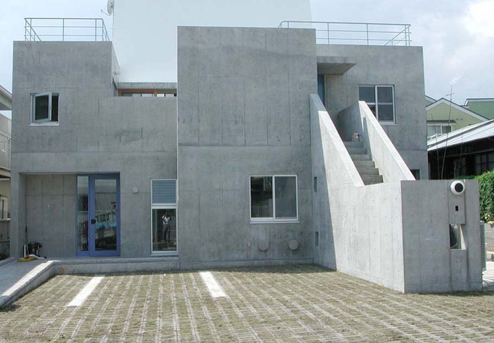 住宅玄関と歯科医院の入り口を分けたアプローチ