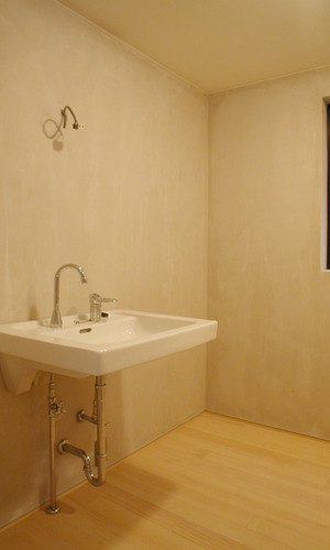 雑貨や照明を入れて行くのが楽しみなシンプルな洗面スペース