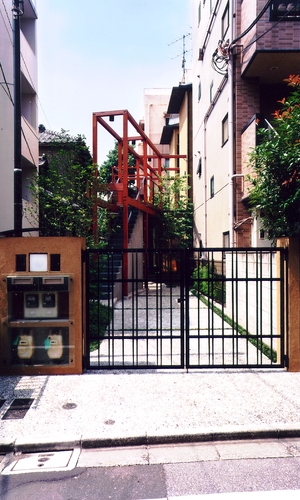 路地のような敷地に建つ2世帯住宅