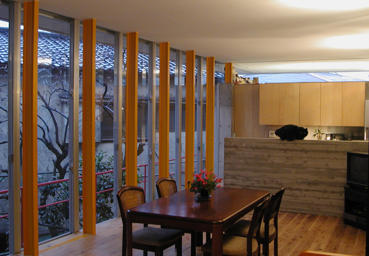 杉フローリングに小幅板の型枠キッチンカウンターなどシンプルな中に優しく楽しい雰囲気に