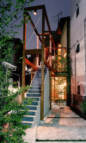 1階は親世帯2階子世帯へのアプローチ