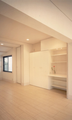 白を基調にした室内はシンプルモダンな雰囲気