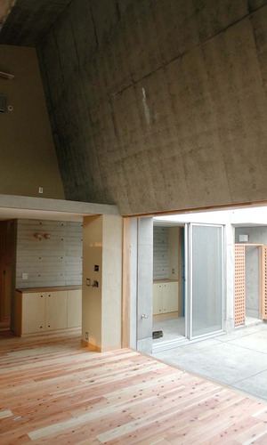 リビングからバルコニーに繋がる大きな開口で明るく風も抜ける