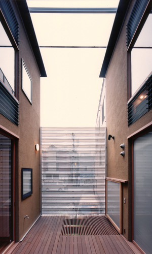 中庭の様な2階のデッキテラス