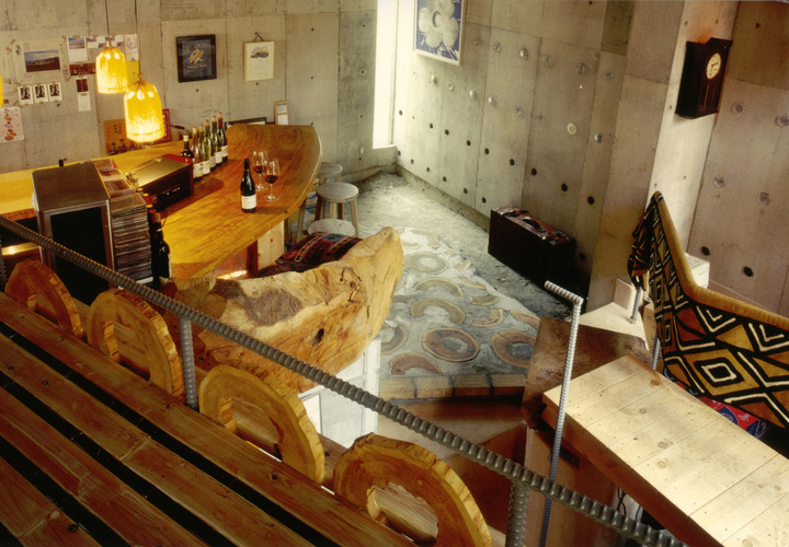 ワインバーの店内は丸太の荒削りのベンチやカウンターテーブルなどラフで力強いインテリア