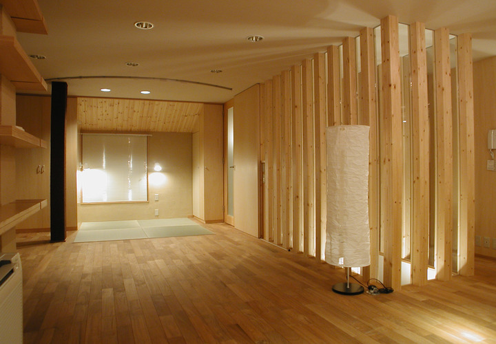 3階は列柱で囲った階段スペースを中心に広いワンルームにリノベーション