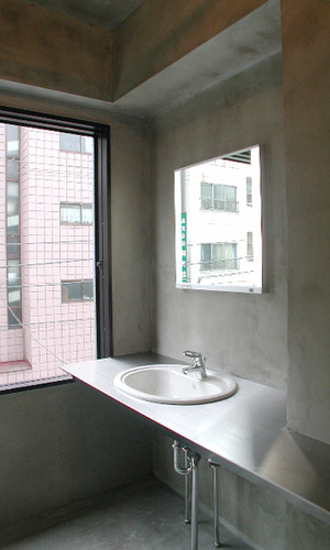 躯体現しの壁と天井にステンレスがマッチする洗面台躯体現しの壁と天井にステンレスがマッチする洗面台