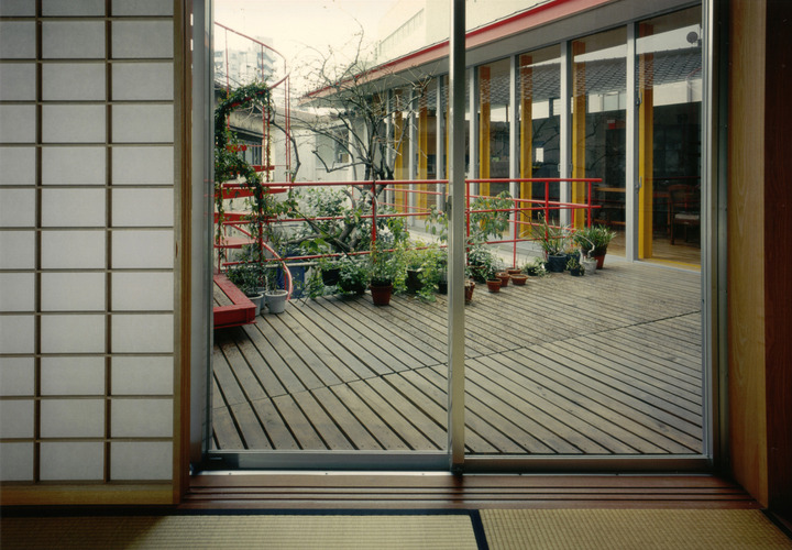 2つの建物を繋ぐウッドバルコニー