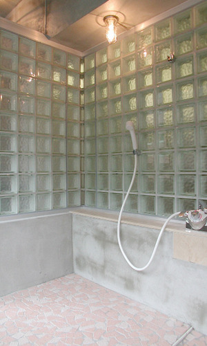 ガラスブロックで囲われたバスルーム