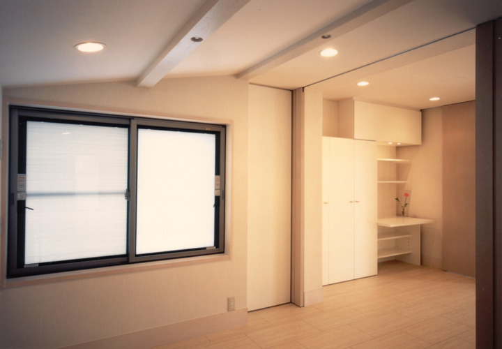 天井まである引き戸を閉めてワンルームを仕切っても使える