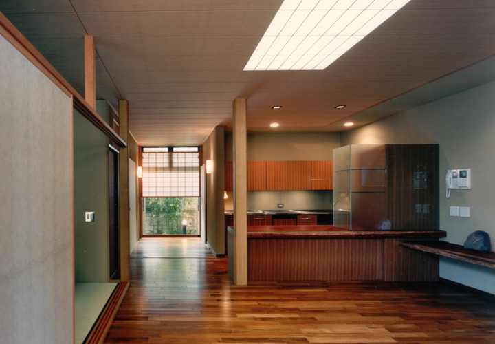 木や聚落壁など自然素材を使った優しい室内