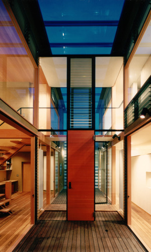 子世帯は全部屋がウッドデッキを囲みテラスと一体になった開放的な空間