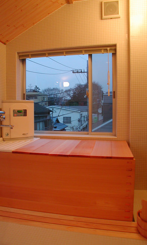 木の浴槽が気持ち良い24時間風呂