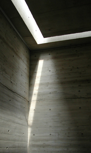 7メートルの天井からトップライトの明かりが落ちる