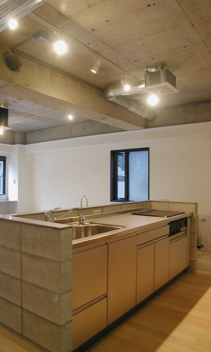 コストを押さえたコンクリートブロックのキッチンカウンター