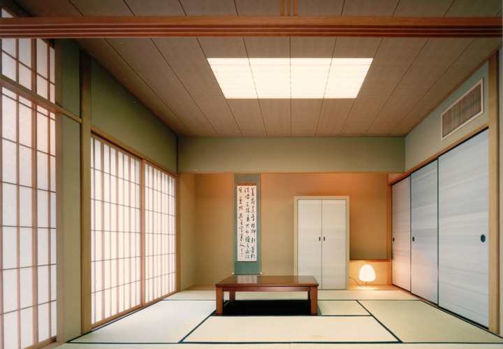 障子から柔らかな光が広がる畳の和室