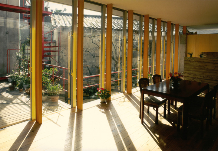 鮮やかな黄色の柱が楽しい屋外の雰囲気を感じられるLDK