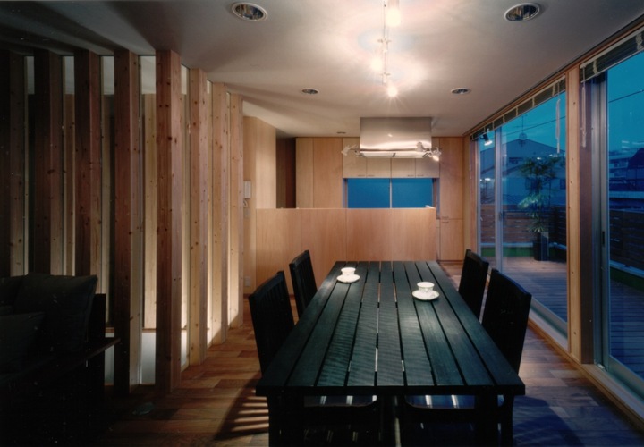 広いバルコニーに続くダイニングキッチン