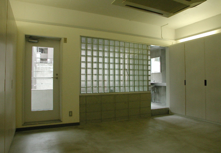 天井現しに床はモルタルでコストを抑えシンプルな室内