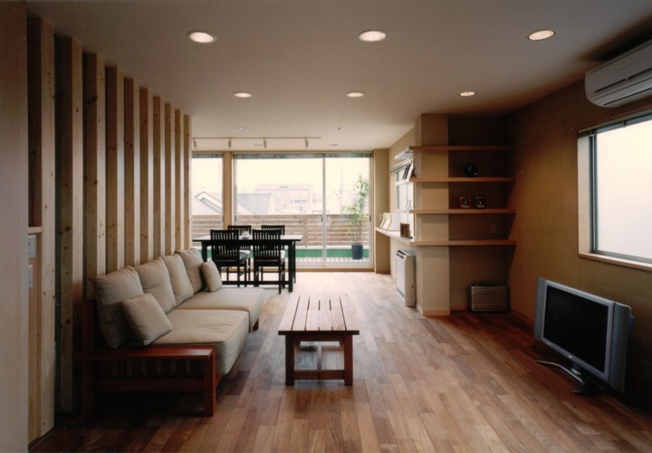 チークの無垢フローリングやシラス壁など自然素材で仕上げた室内