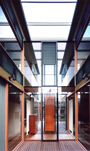 デッキテラスは透明なポリカーボネートの屋根で半屋外空間