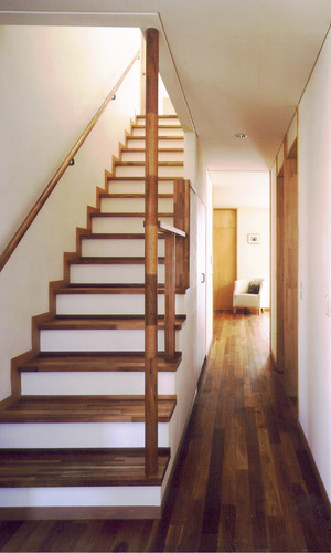 住居2階から3階へと登る階段スペース