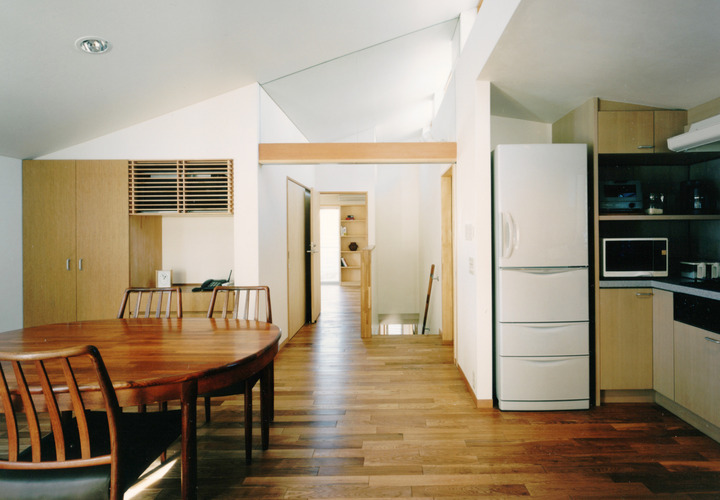 ナラの無垢フローリングにパルプ繊維のクロスの天井など健康に配慮した仕上げの室内