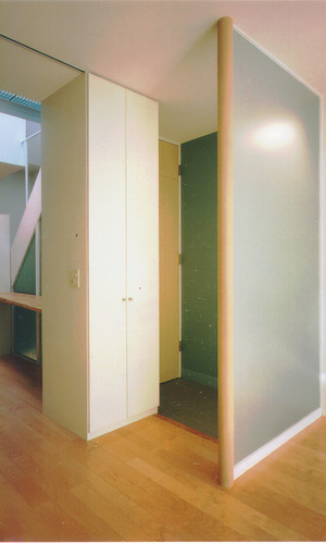 フロストガラスで目隠ししたシンプルな玄関スペース