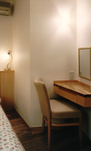 アトピーの家族のため手漉き和紙の壁仕上げの寝室