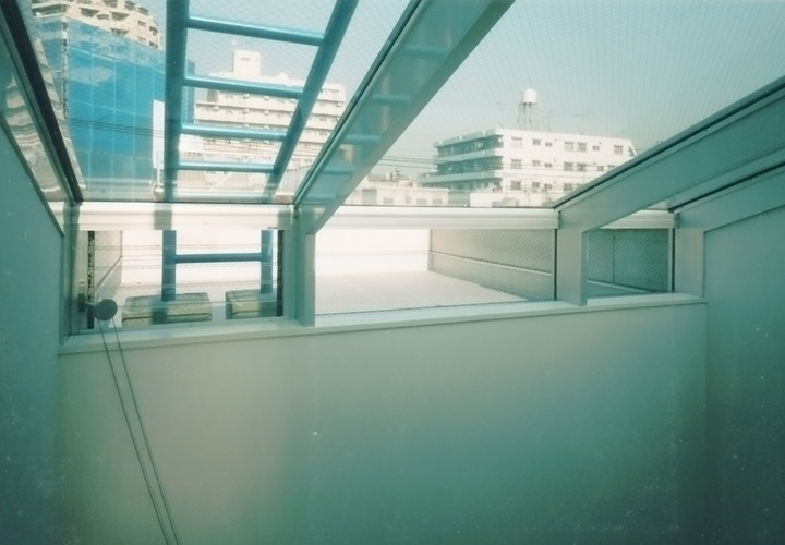 階段トップライトの隣には小さな屋上