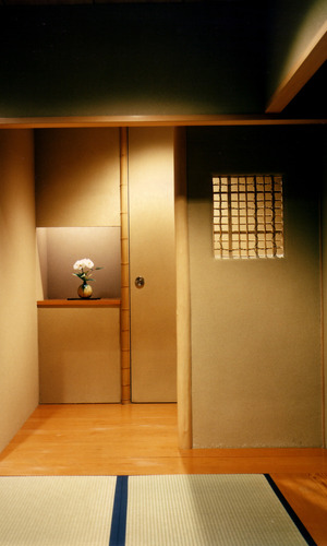 自然素材の和室に明かりの陰影が柔らかな雰囲気