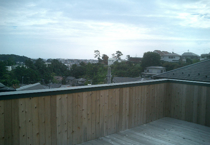 海を臨む屋上テラス