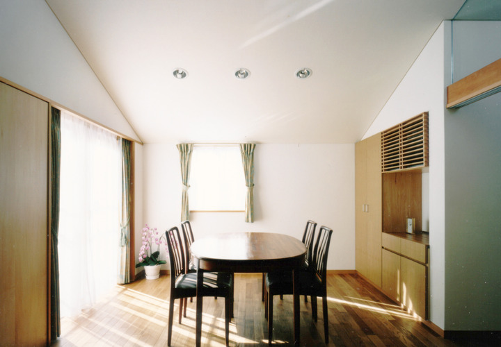 勾配天井が広々した雰囲気のダイニング