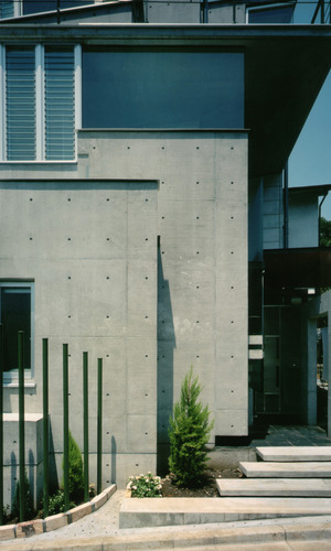 車で資材の搬入もできないような立て込んだ住宅地で50メートルものコンクリート圧送で現場打設