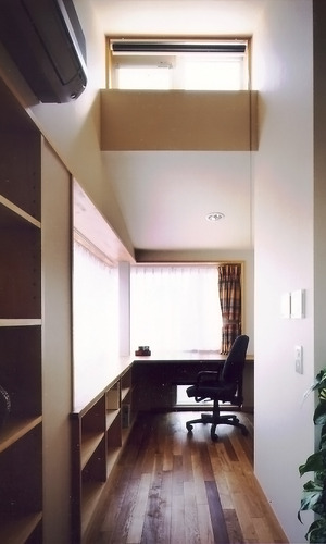 将来子ども部屋にもなる明るい書斎スペース