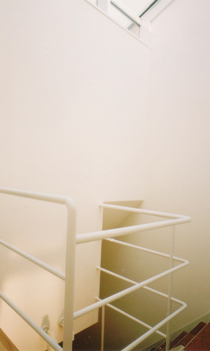 狭小敷地でもトップライトで明るい階段ホール