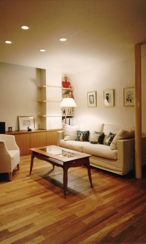 照明の明かりが落ち着いた雰囲気のリビング