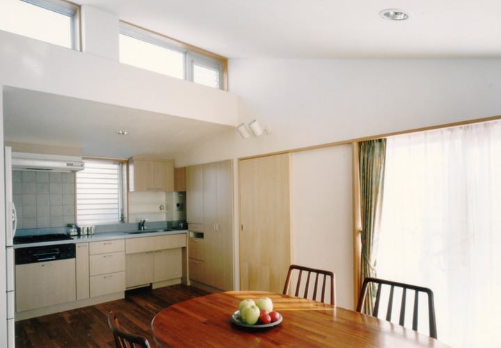 3階のハイサイド窓から夏場の熱気を逃がす重力換気