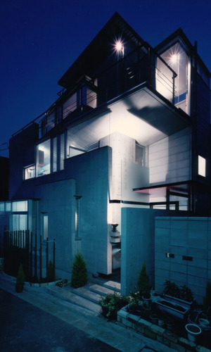 夜には室内の明かりでライトアップされ美しく光る外観