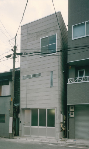 間口2間のうなぎの寝床の様な狭小敷地の住宅