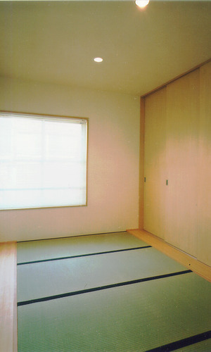 直線的でシンプルな畳の和室