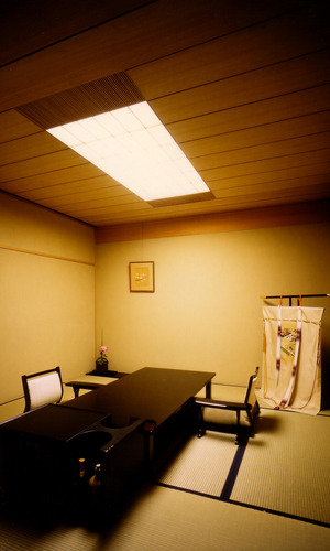 部屋ごとに様々な床の間を楽しめる織部床の和室