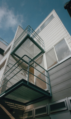 バルコニーの床もグレーチングで室内に採光を