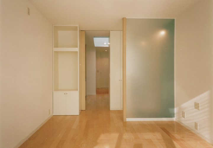 天井までの造り付けの建具やハイドアでシンプルスマートな室内